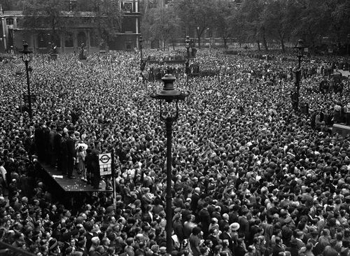 Crowds VE whitehall Crowds VE whitehall