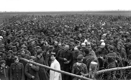 Crowds german prisoner Crowds german prisoner
